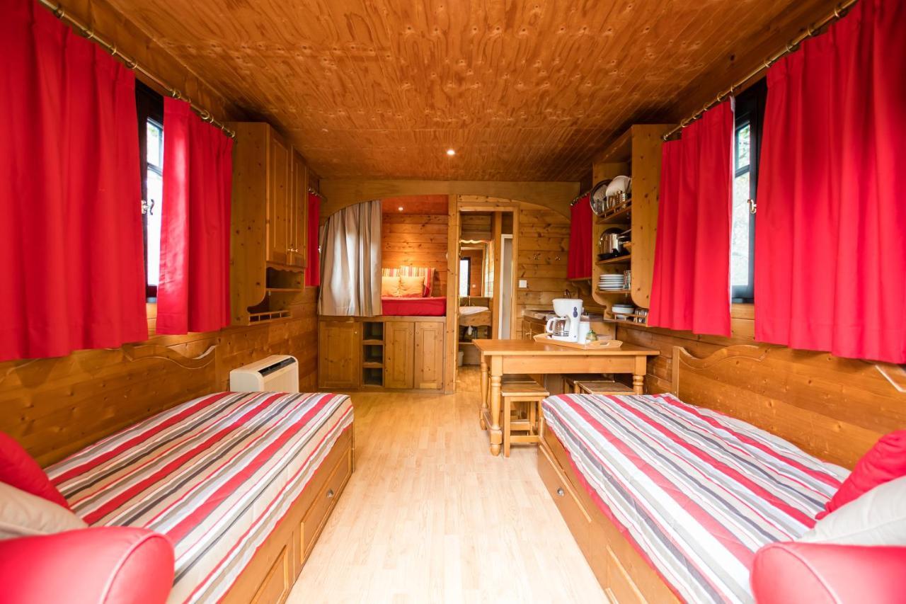 Roulottes Et Cabanes De Saint Cerice Вогюэ Экстерьер фото